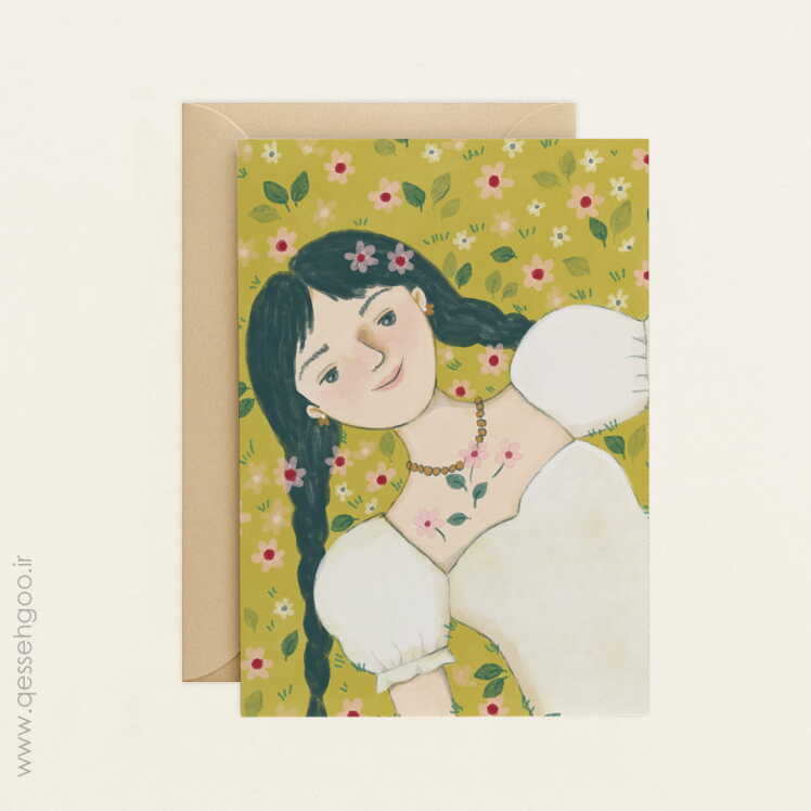 دختری دراز کشیده روی چمن ها.